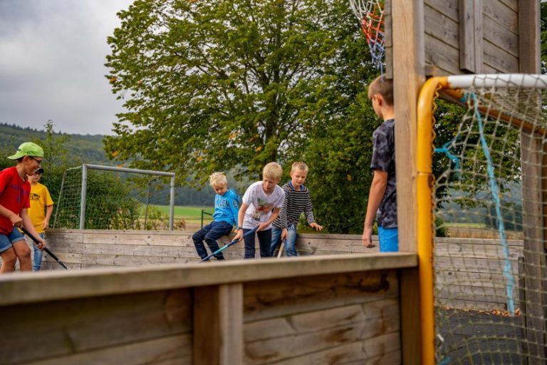 På rasterna är det full fart på innebandy planen